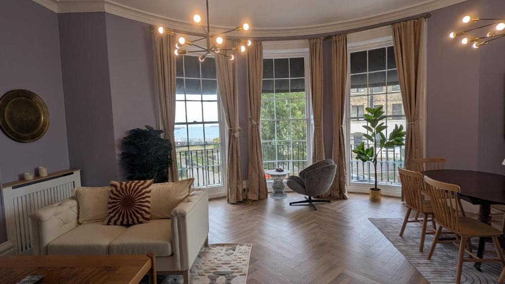 Dover Apartment | Sea, Sky & Ships - Historic Camden Crescent, Sleeps 5