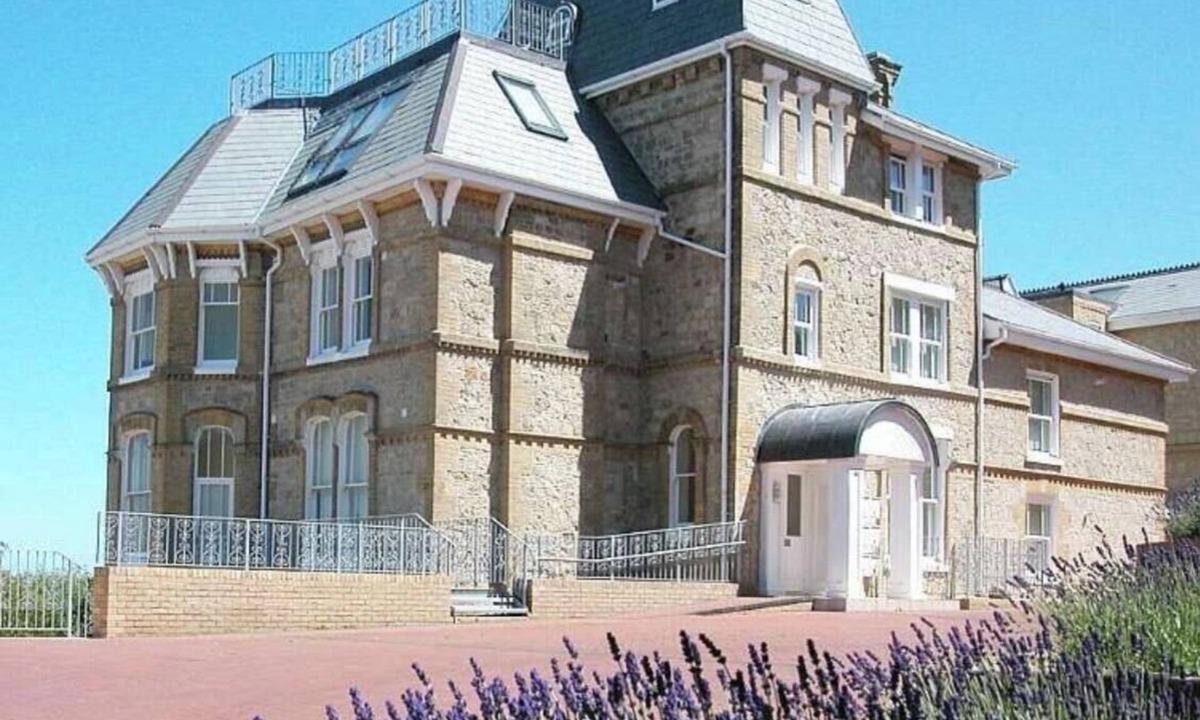 Shanklin Cottage | Sea View - an apartment that sleeps 4 guests in 2 bedrooms