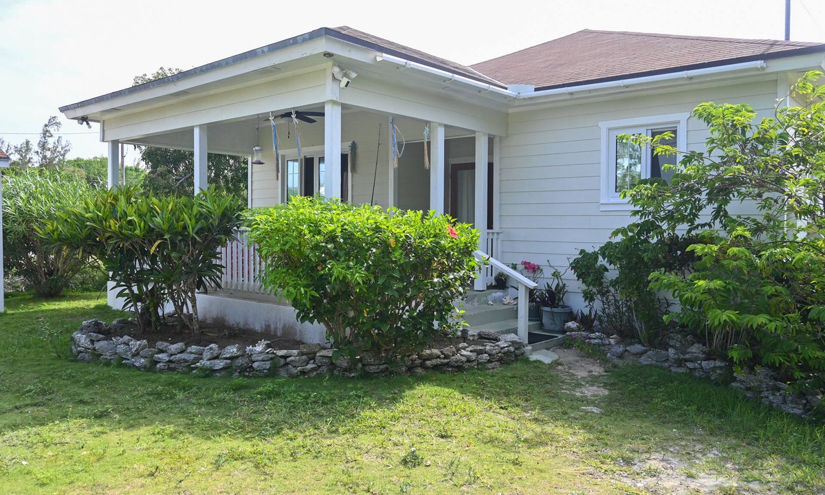Tarpum Bay Cottage | Seabreeze Cottage - Steps to own private beach.