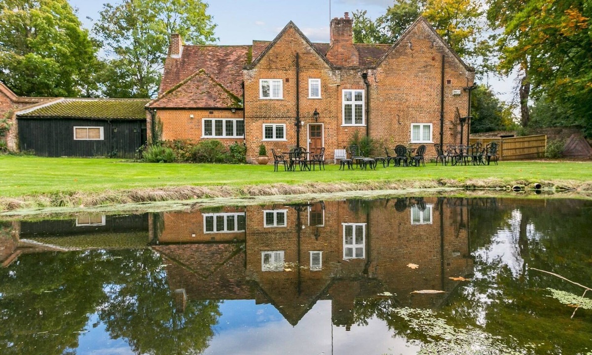 Burnham House | Secluded Mansion Retreat - Expansive Private Oasis - Pass the Keys