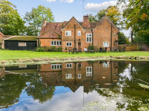 Burnham House | Secluded Mansion Retreat - Expansive Private Oasis - Pass the Keys