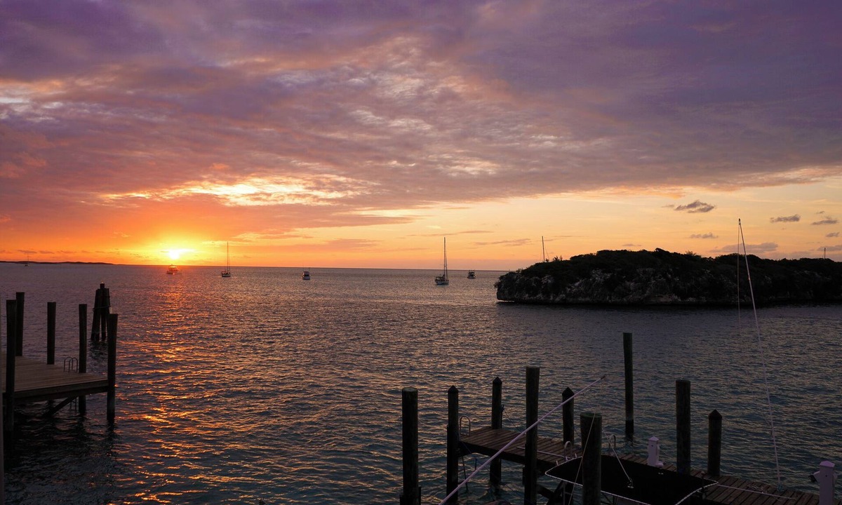 Staniel Cay Cottage | Serenity Cottage, 2 Bedrooms on the water on Staniel Cay