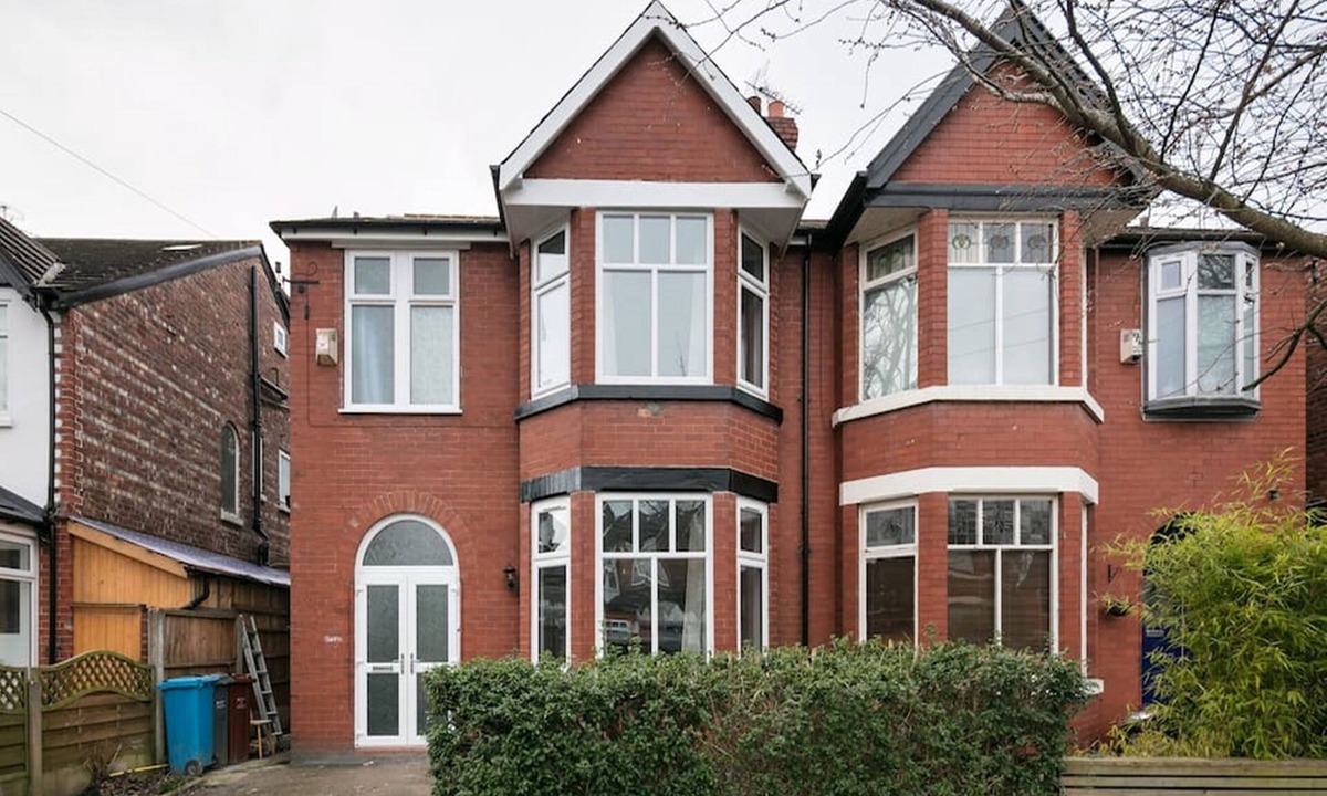 Chorlton-cum-Hardy House | Shared Short Term Let South Manchester