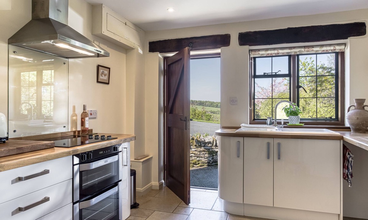 Snowshill Village House | Sheepscombe Byre, sleeps 4 guests. This property boasts stunning views.