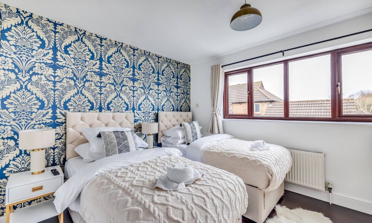 Knowle Sands House | Shenley House Close to City Centre Driveway Parking Workspace Smart TVs Yoko Property