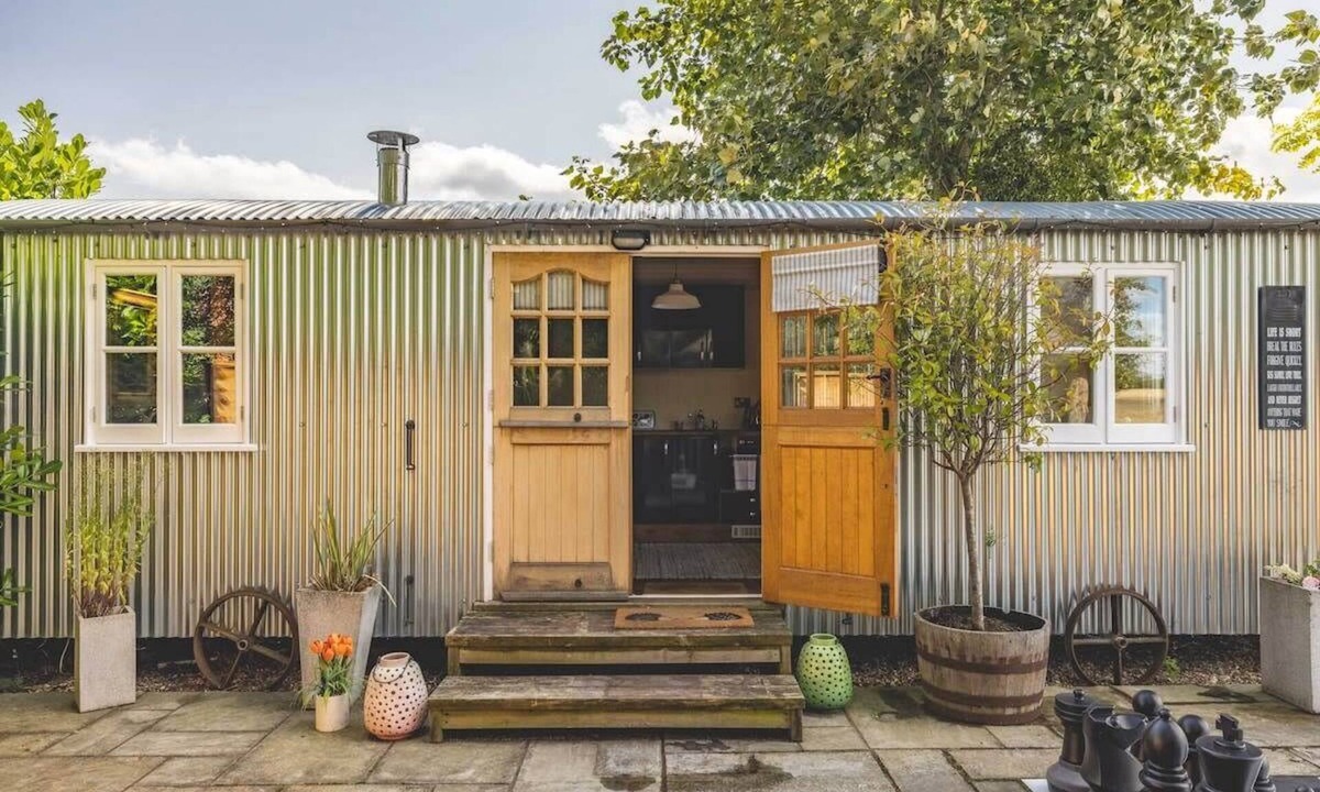 Maidenhead House | Shepherds Hut with Hot Tub Retreat - By Tempstay