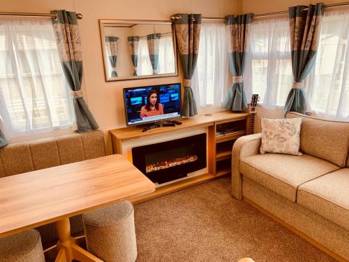 Milford on Sea Resort | Shorefield country Park, where the New Forest meets The Sea, passes for all entertainment included