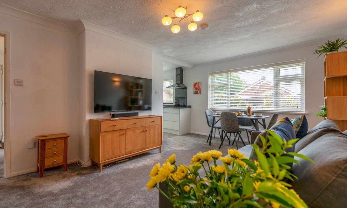 Newcastle-Under-Lyme House | Silverdale Secret Gem with Private Garden | Pass the Keys