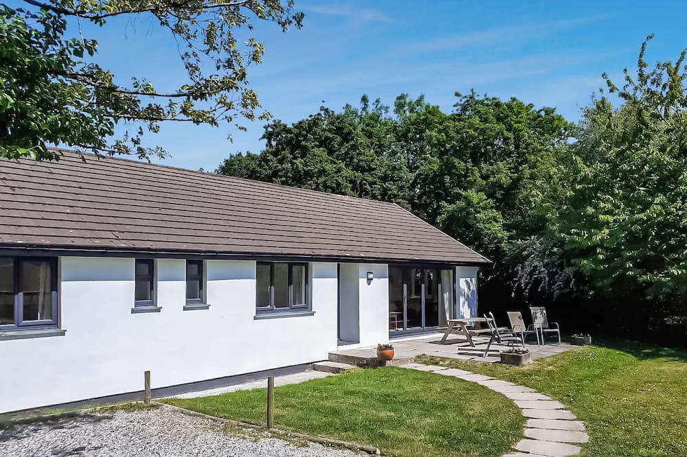 Brazzacott Cottage | Single storey cottage in its own secluded setting away from the lodges.