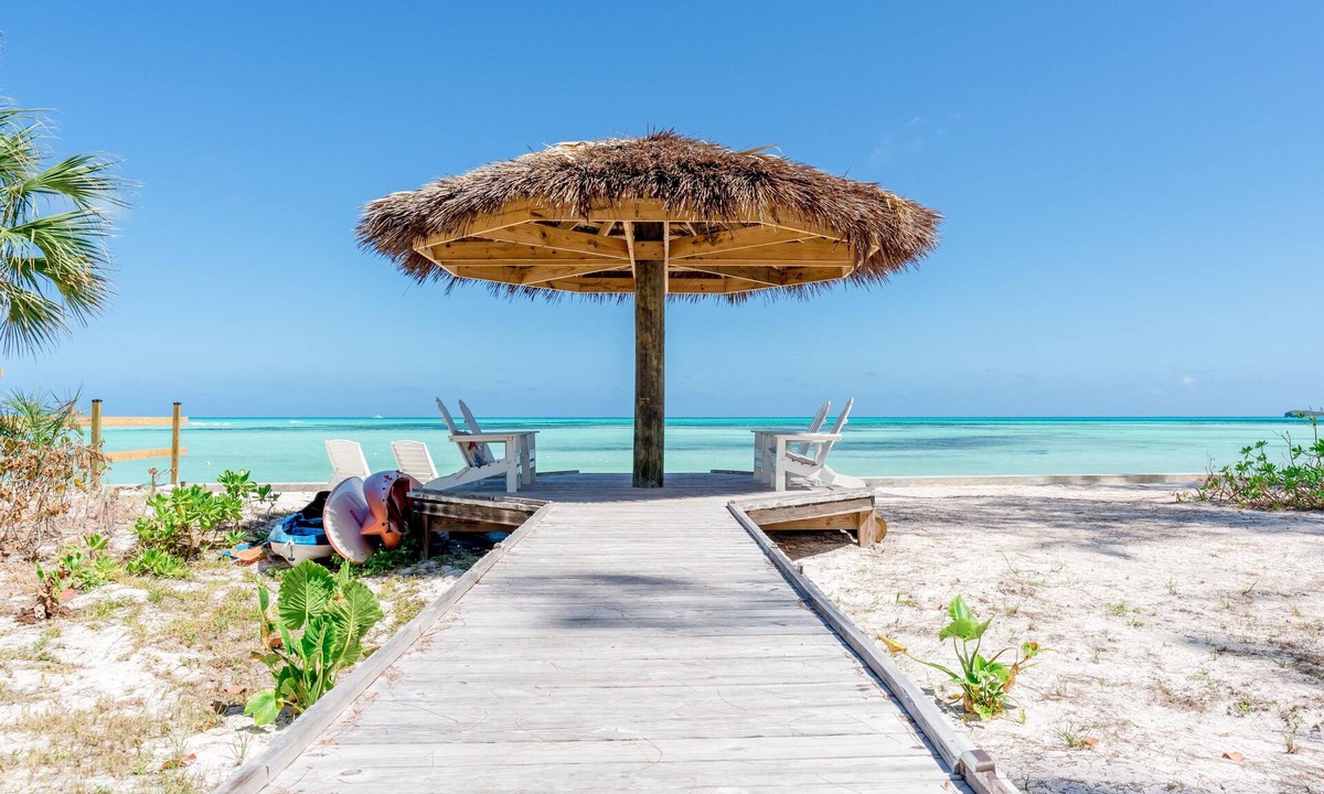 Spanish Wells House | Single Story Beachfront House with Deck Overlooking Bay