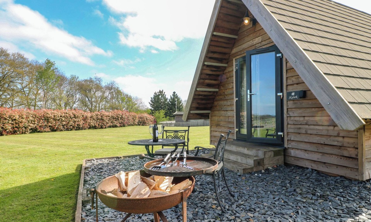 Loughborough Cottage | SKYLARK, romantic, with a garden in East Leake