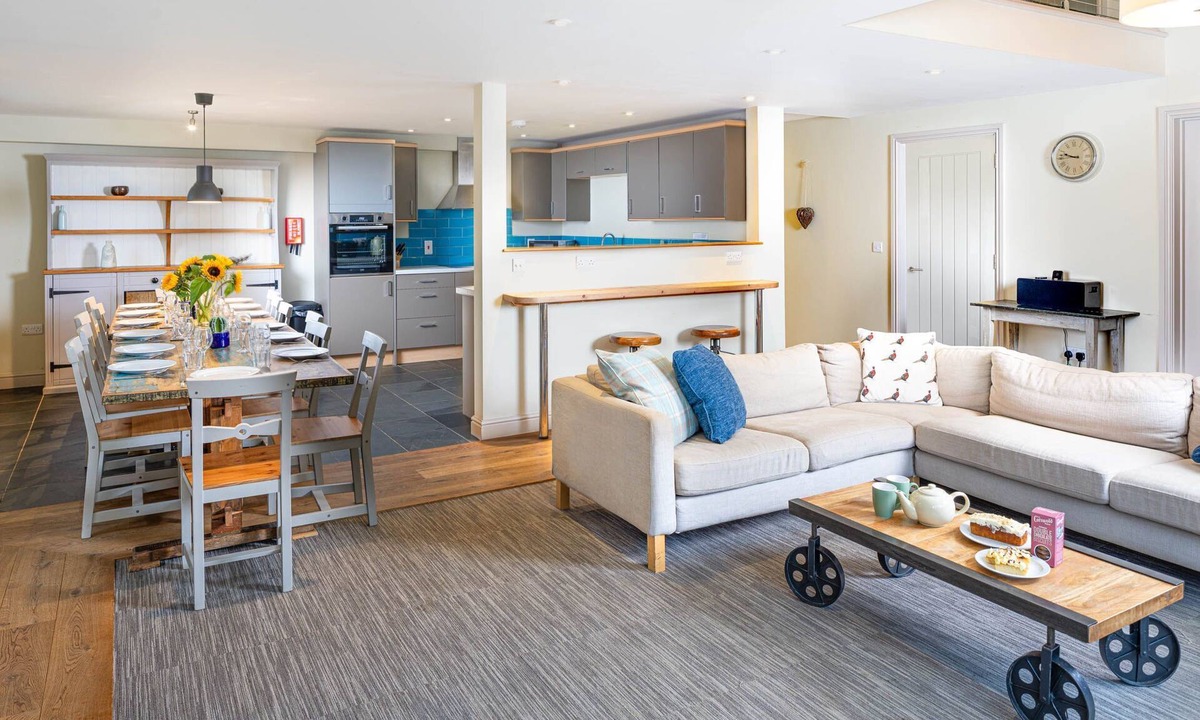 Bourton House | Sleeps 22, 11 Bedrooms, Dogs Welcome, No Smoking, Wood burner, Wi-Fi, Garden, Games Room