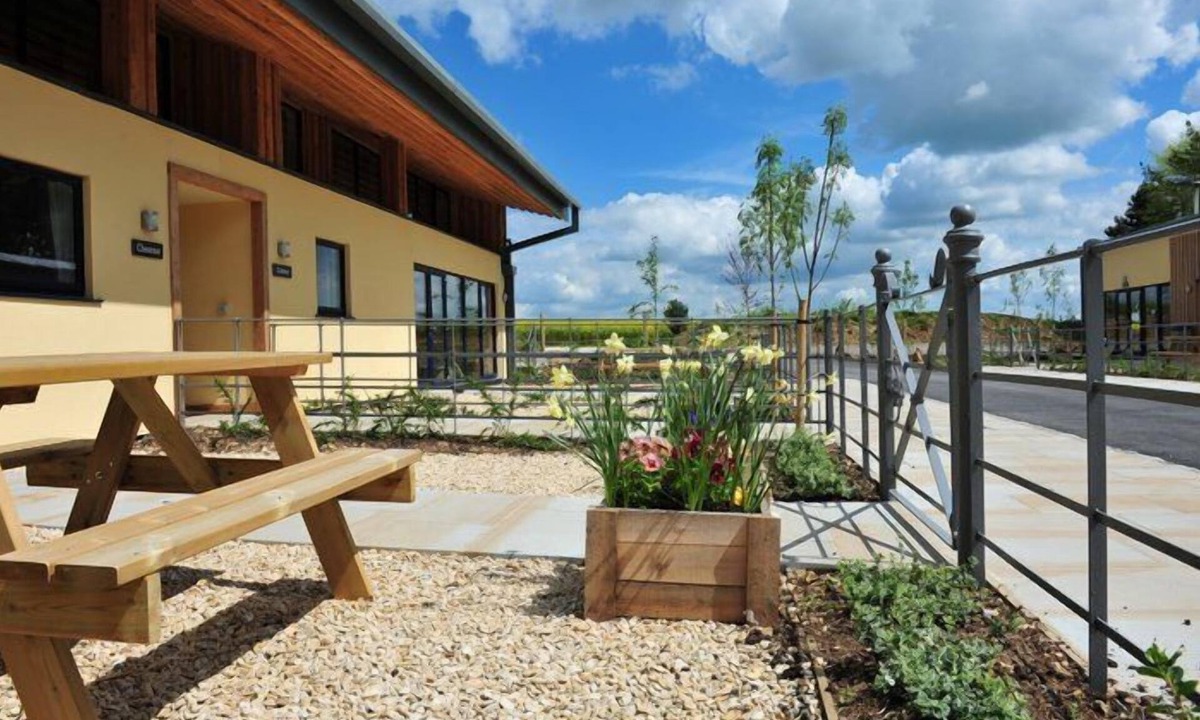 Bourton House | Sleeps 30, 15 Bedrooms, Dogs Welcome, No smoking, Wood Burner, Wi-Fi, Courtyard Garden, Cot and High
