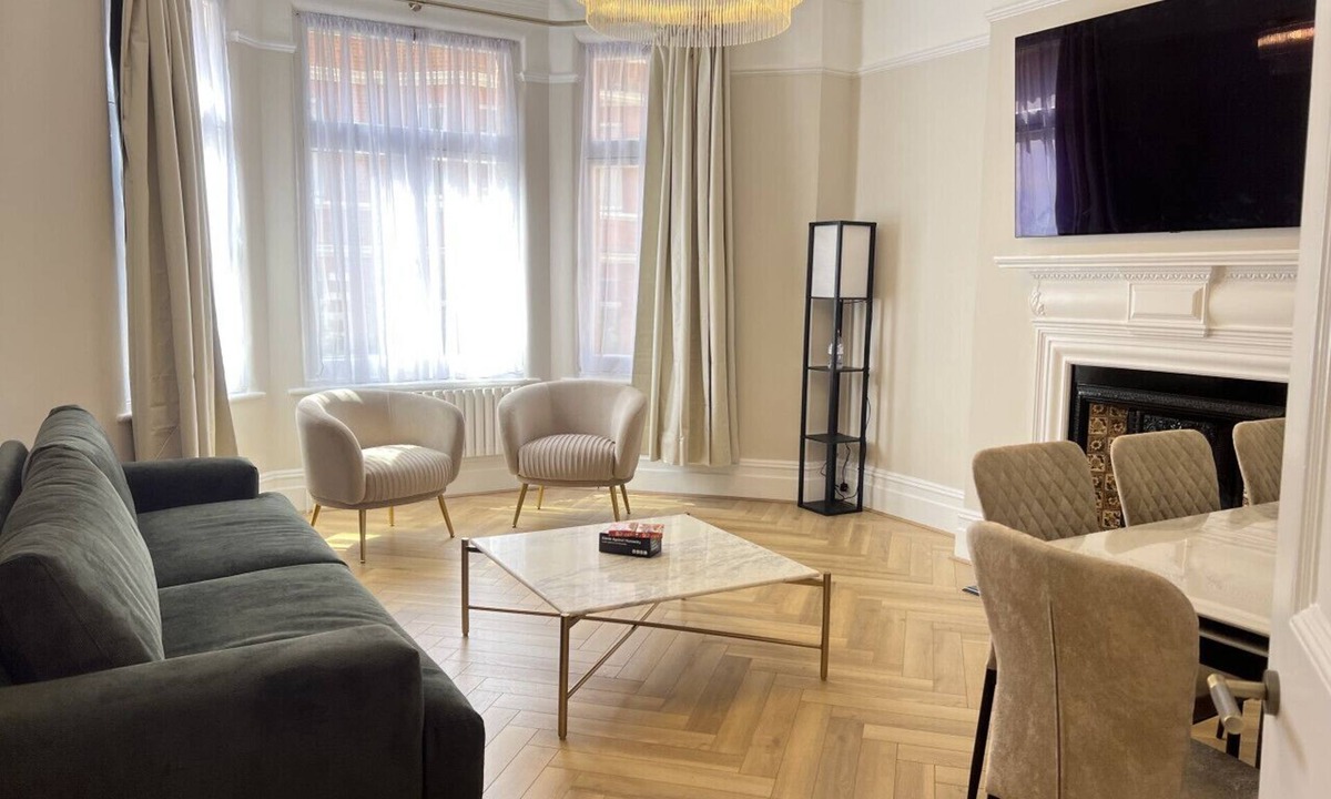 Paddington Apartment | Sleeps 7 Quiet 4BR London Flat Spacious Living & Kitchen Paddington