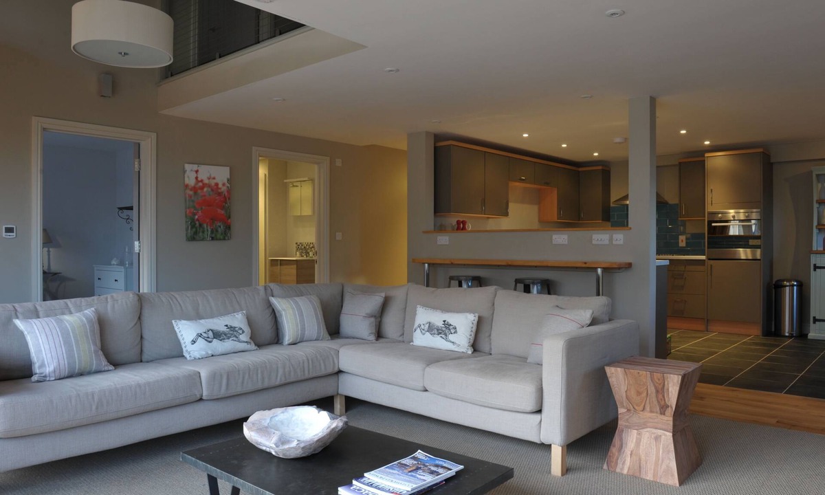 Bourton House | Sleeps 8, 4 Bedrooms, Dogs Welcome, No Smoking, Wood burner, Wi-Fi*, Garden, Games Room