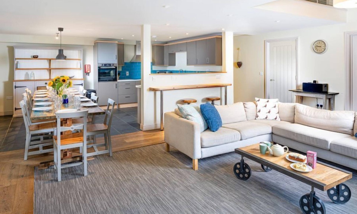 Bourton House | Sleeps 8, 4 Bedrooms, Dogs Welcome, No Smoking, Wood burner, Wi-Fi*, Garden, Games Room