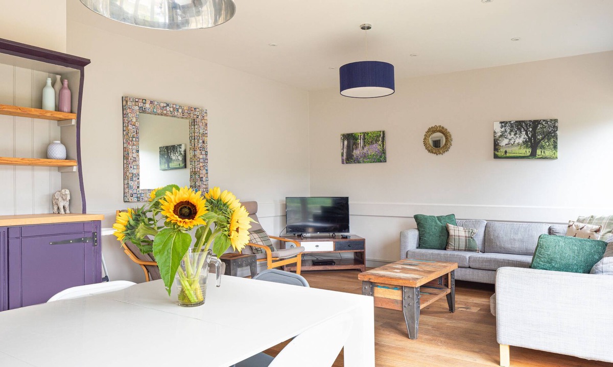 Chedworth House | Sleeps 8 , Dogs Welcome, No smoking, Wood Burner, Wi-Fi, Courtyard Garden, Cot and Highchair, Off ro
