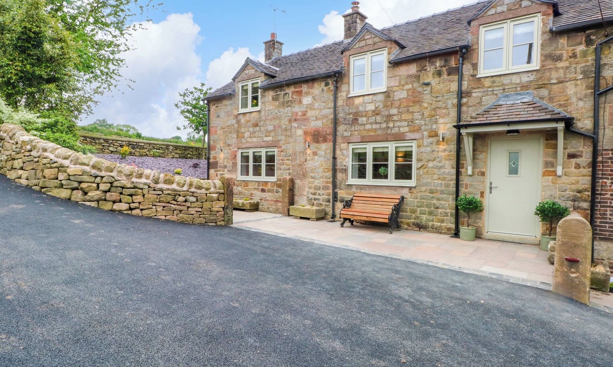 Endon Cottage | SMALL LANE COTTAGE, family friendly, luxury holiday cottage in Endon