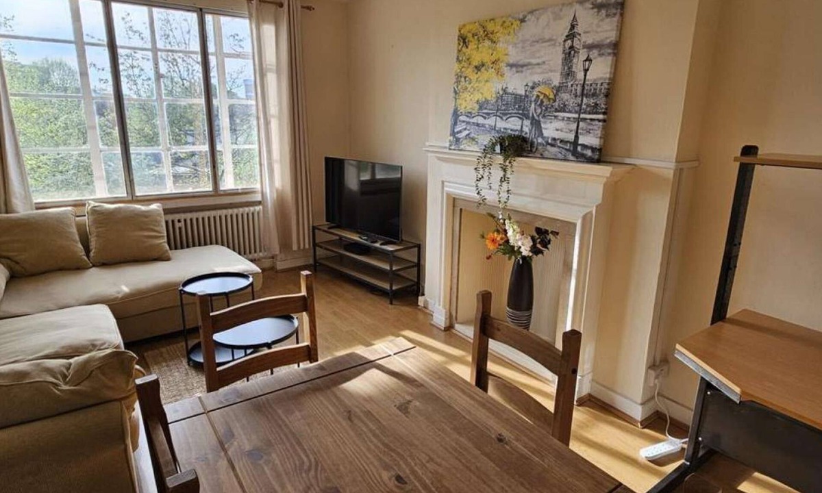 Kilburn Apartment | Spacious 1-Bed Flat Sleeps 5 Near Tube Lift Jubilee, Bakerloo & Overground Lines