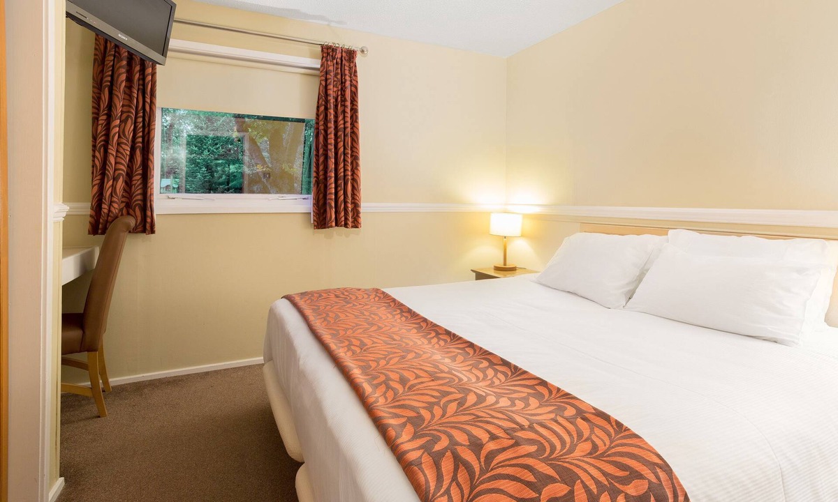 Carnforth Cabin | Spacious 2-Bed Lodge | Lakeside Resort | Sleeps 6