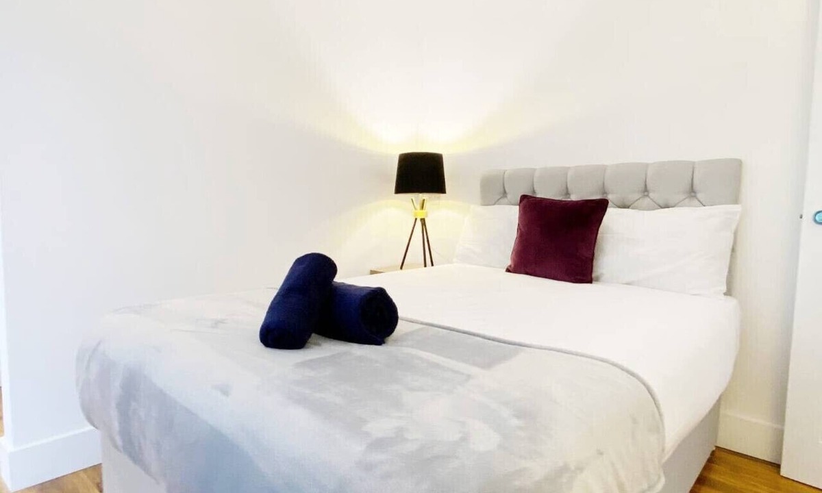 Bedford Apartment | Spacious 2BR Bradford Home for 6