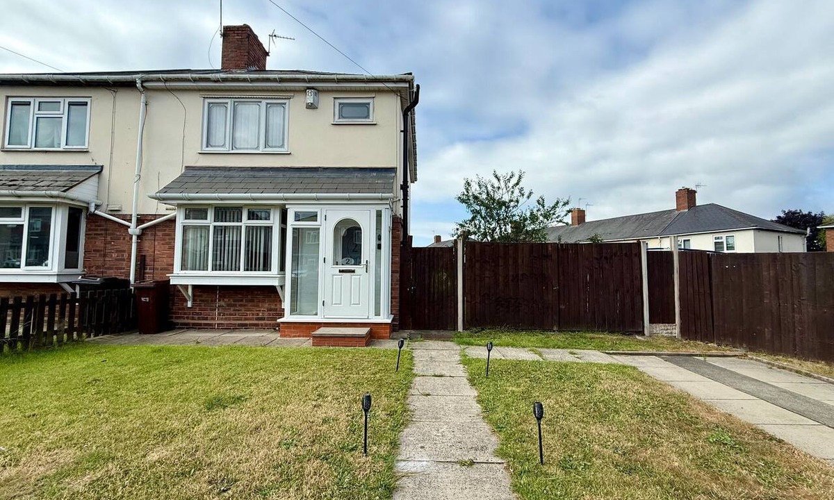 Wolverhampton House | Spacious 3-Bed House with Parking, WiFi & Garden