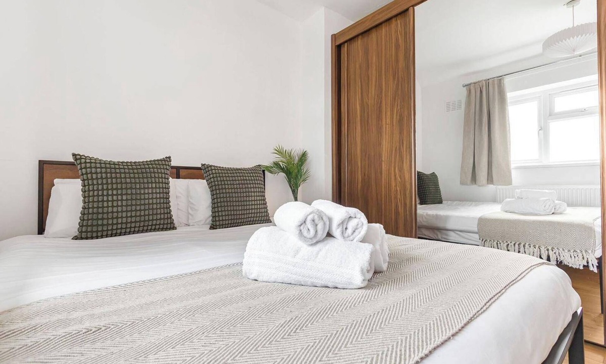 Heston Central House | Spacious 3-bed House With car Park Near Heathrow