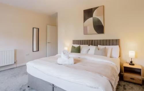 Letchworth Apartment | Spacious 3 Bed in Letchworth by ARP HOMES, Ideal for contractors and Long Term Stays, Sleeps 6