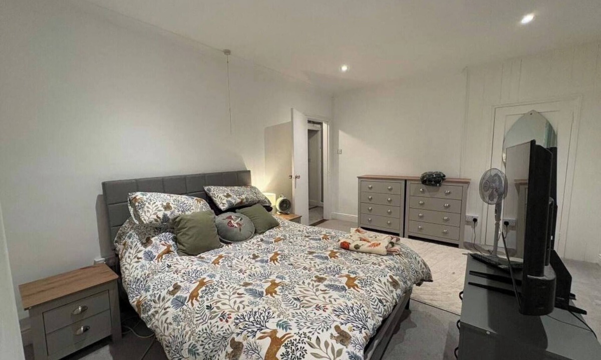 Stowmarket House | Spacious 3-Bed Terrace, Great Links