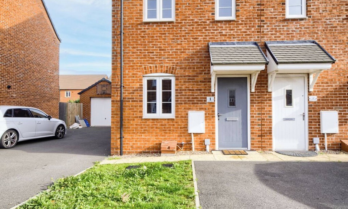 Cranfield House | Spacious 3-Bedroom House | Wi-Fi | Serviced Stays