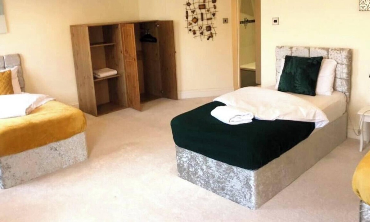 Bedford House | Spacious 3BR Home in Bedford for Big Groups