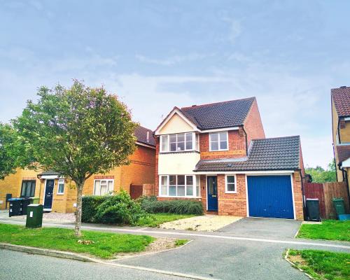 Milton Keynes House | Spacious 4 Bed Detached with Free Parking Sleeps 11