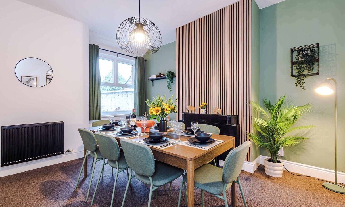 Crewe House | Spacious 4 Bed Home in Crewe, Perfect for Groups!