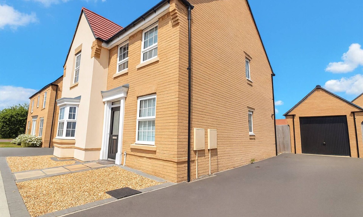 Bletchley House | Spacious 4 Bedroom House with Home Office