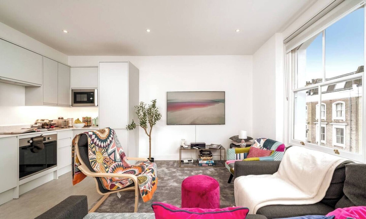 Redcliffe Apartment | Spacious 4-bedroom, 2-bathroom duplex in Earl’s Court/Chelsea, just 8 minutes’ walk to the tube. Close to Westfield, Holland Park, museums, cafés, and restaurants. Stairs required to access the unit — perfect for families or groups exploring London.