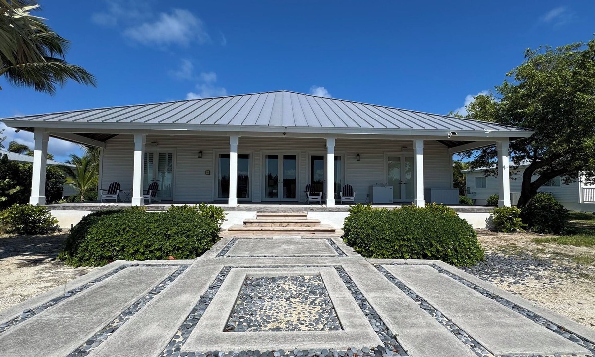North Bimini House | Spacious 4-bedroom house with WiFi, AC, & Filtered Water. 40ft floating Dock