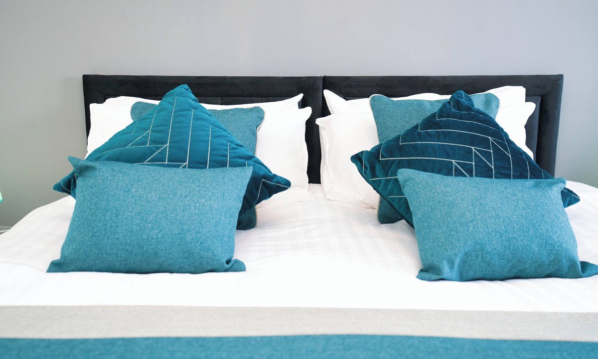 Newport Pagnell House | Spacious 5‑Bed family Stay Sleeps 14 Near Willen Lake Stadium MK free parking M1