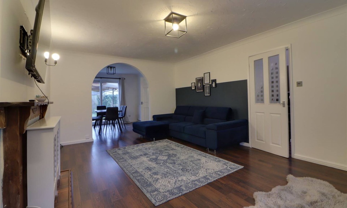 Peterborough House | Spacious 5-bedroom house in enchanting Peterborough with fitness room