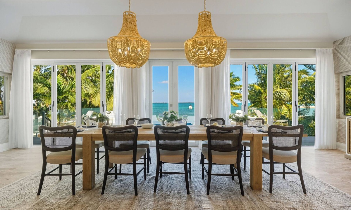Eastern Road House | Spacious 5-bedroom House With Beach and Pool