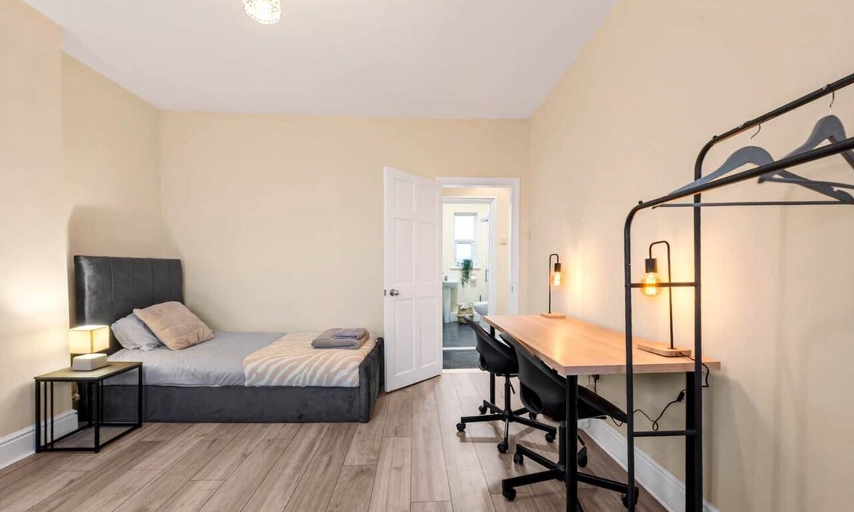 Sutton-in-Ashfield House | Spacious 6-Bed with Pool Table Desks in every room