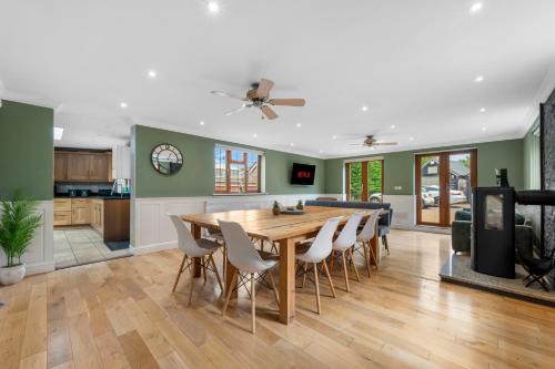 Wootton House | Spacious 7BR Home Gated Parking Games Room 2 Lounges
