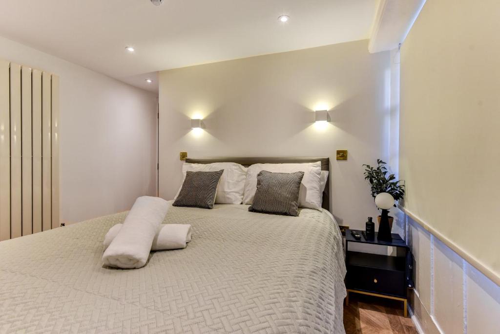 Kemptown Apartment | Spacious Brighton Home 2 Ensuites, Weekly & Monthly Stays-Marine LGF by Bluehouse Shortlets Brighton