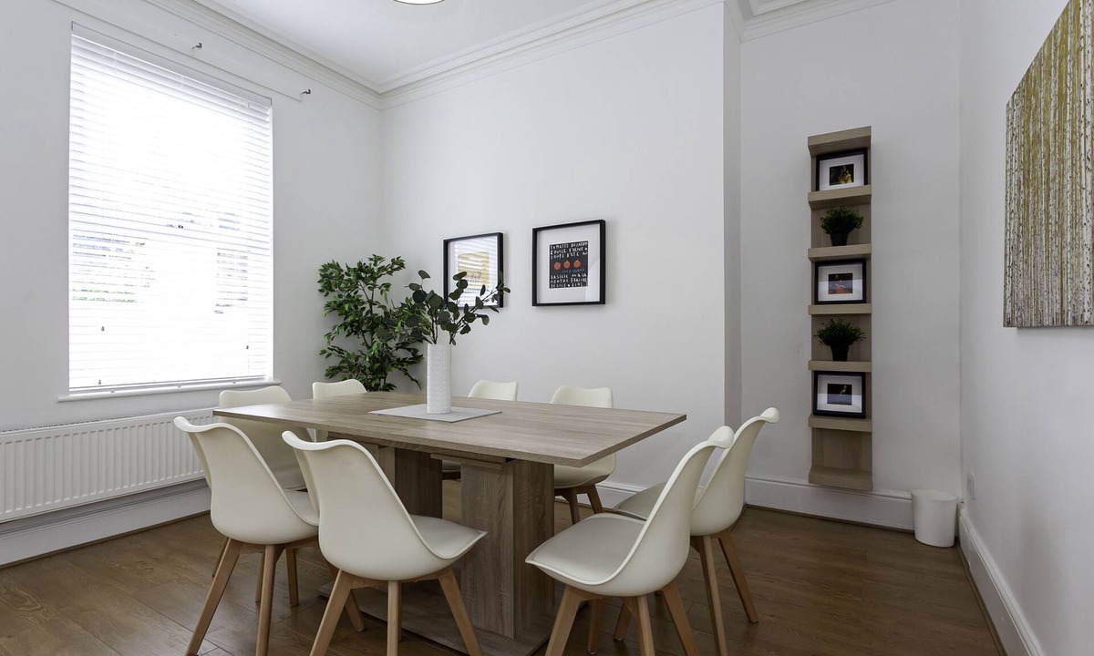 Belle Vue House | Spacious Comfortable house close to Etihad + parking