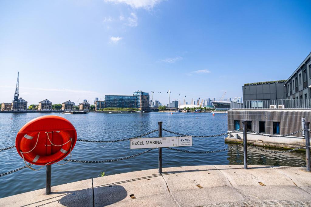 Docklands Apartment | Spacious Excel London Apartment with Balcony, River View and Parking Sleeps 8