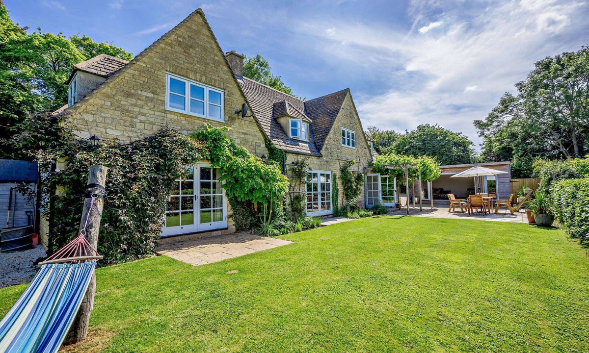 Bourton-on-the-Water Cottage | Spacious holiday home in Bourton-on-the-Water - Burghfield Cottage