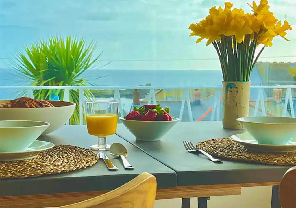 Mousehole Apartment | Spacious home with panoramic sea view, free parking EV & large garden