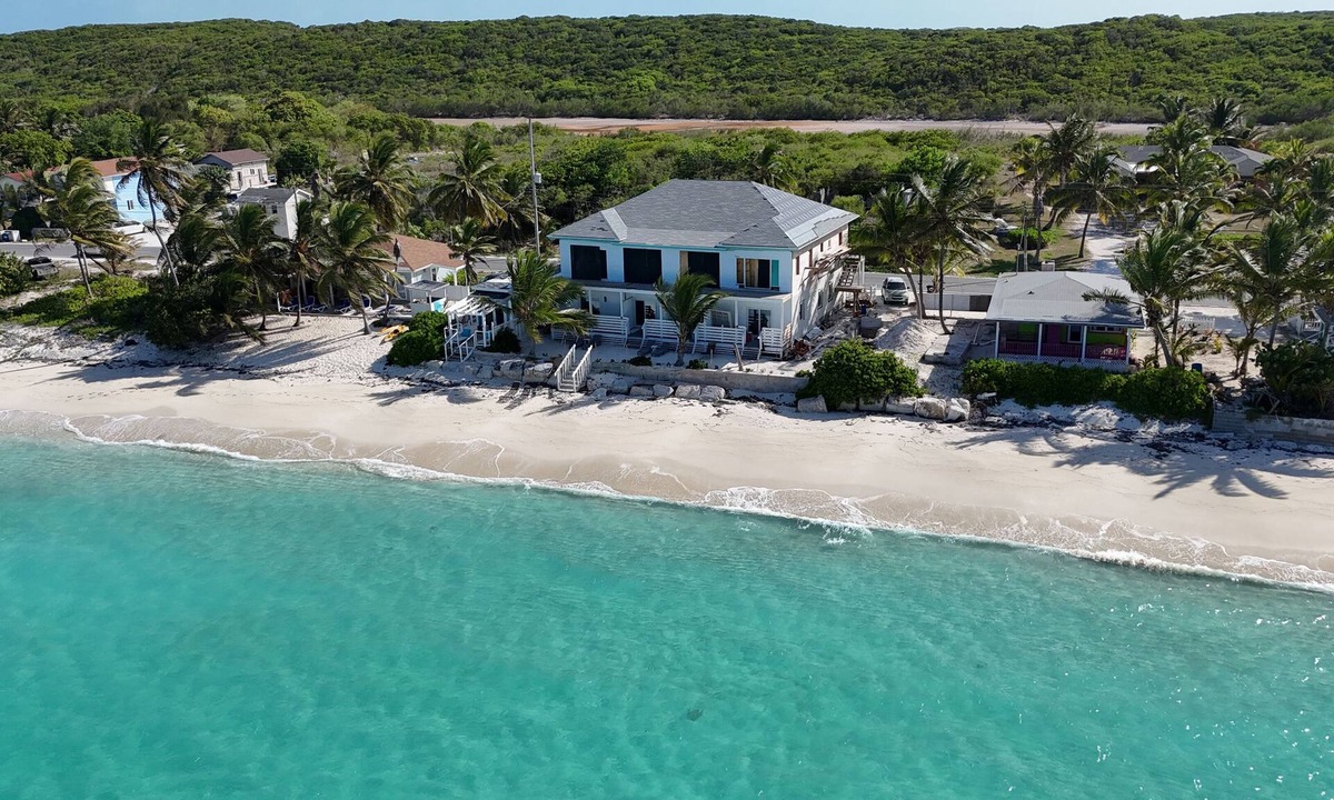 Rokers Point Cottage | Spacious Luxury Beachfront Suite