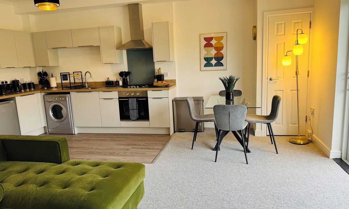 Bonchurch Apartment | Spacious One Bed Apt With Scenic Views