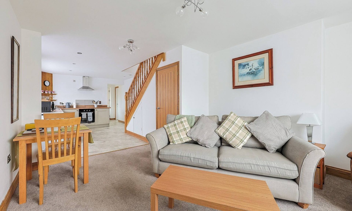 Chinnor House | Spacious, Self Contained Annexe with Parking - Pass the Keys