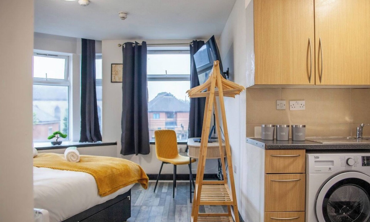Derby Apartment | Spacious Studio By Eason Stays short Lets Derby